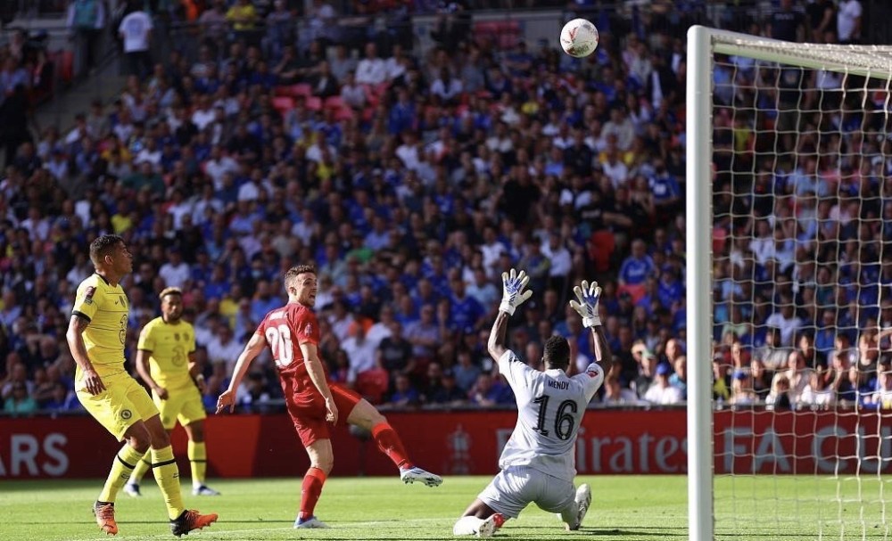 邓涵文因经济保障和新东家前景决定离开武汉三镇，加盟云南玉昆，成为球队核心球员。